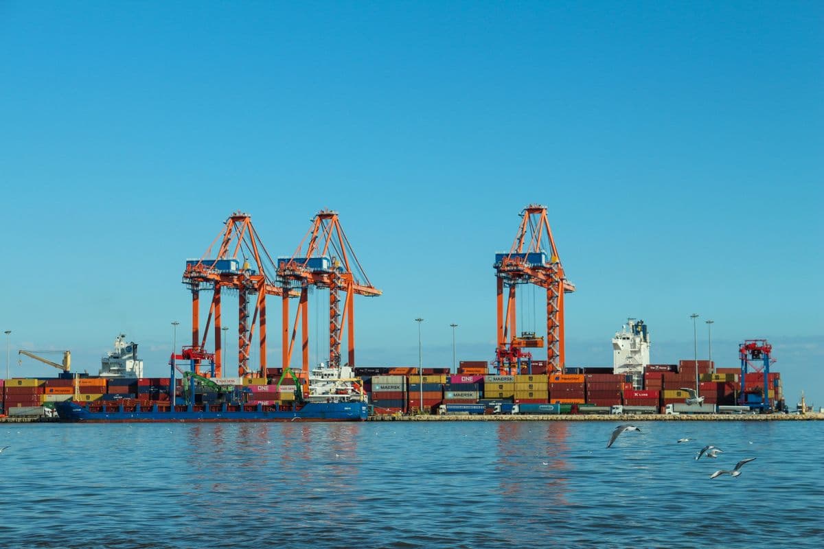 Xếp container tại cảng